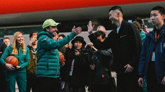 九游娱乐app下载-王牌对王牌！上海球迷挂念的刘炜和F1世界冠军阿隆索打篮球，谁会赢？
