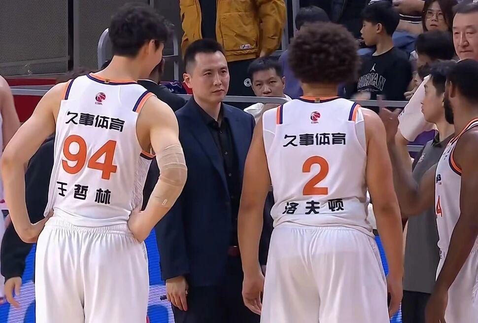 九游娱乐登录入口-上海男篮14连胜，卢伟赛后发言体现智慧，洛夫顿引卢伟不满被喷！